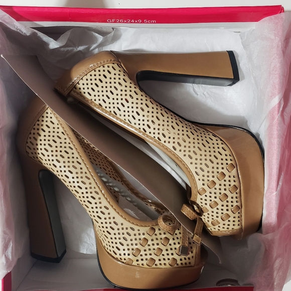 CR Collection Women's Platform 5" High Heel Shoes, Beigh, Excellent Condtion - Picture 9 of 9